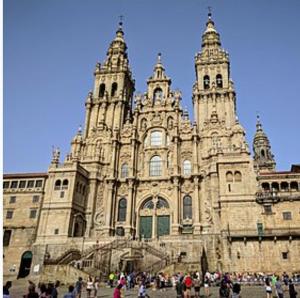 un gran edificio con gente parada frente a él en Apartment Pontus Stellae, en Santiago de Compostela