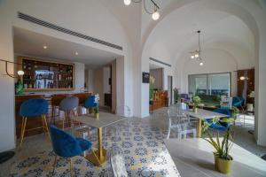 a room with tables and chairs and a bar at 20 Miglia Albergo Diffuso in Catania