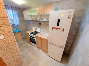 uma pequena cozinha com um frigorífico branco em Holiday home Matura em Sibenik