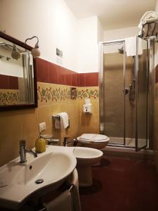 y baño con lavabo, aseo y ducha. en Hotel Valentino, en Catania