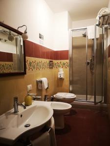 Koupelna v ubytování Hotel Valentino
