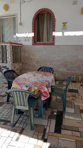 Una mesa y sillas en un patio. en Casa delle Arance, en Peschici