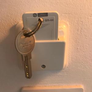 萨兰达Eri Rooms的挂在墙上的金属钥匙