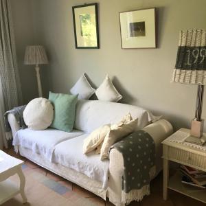 una sala de estar con un sofá blanco con almohadas. en Ferienwohnung Hering in Dill, en Dill