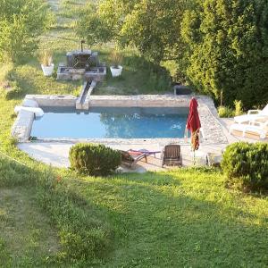 una piscina en un patio con una toalla en Mas de "La Garcine", en Mazan