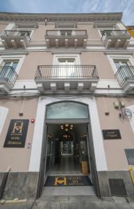 een ingang naar een gebouw met een balkon bij 20 Miglia Boutique Hotel in Catania