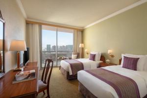 سرير أو أسرّة في غرفة في Treffen House Doha - Souq Waqif and next to Msheireb Metro Station