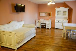 a bedroom with a bed and a table and chairs at Karczma Regionalna Hotel GOŚCINNA CHATA in Wysowa-Zdrój