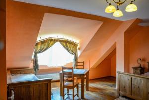 Łóżko lub łóżka w pokoju w obiekcie Karczma Regionalna Hotel GOŚCINNA CHATA