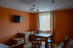 Telewizja i/lub zestaw kina domowego w obiekcie Karczma Regionalna Hotel GOŚCINNA CHATA