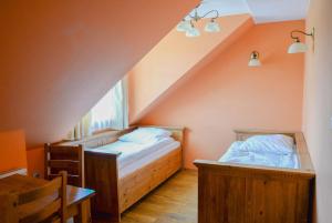Łóżko lub łóżka w pokoju w obiekcie Karczma Regionalna Hotel GOŚCINNA CHATA