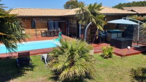 a house with a swimming pool in the yard at VILLA avec piscine chauffée in Moliets-et-Maa +10 photos