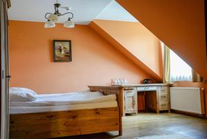 Łóżko lub łóżka w pokoju w obiekcie Karczma Regionalna Hotel GOŚCINNA CHATA