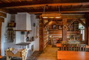 Restauracja lub miejsce do jedzenia w obiekcie Karczma Regionalna Hotel GOŚCINNA CHATA