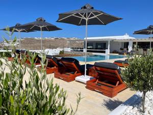 Seethrough Mykonos Suites内部或周边的泳池
