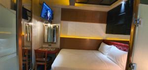 Tempat tidur susun dalam kamar di iOtel Luxury Kiosk Hotel