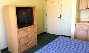 Postel nebo postele na pokoji v ubytování Cocoa Beach Suites Hotel