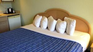 Postel nebo postele na pokoji v ubytování Cocoa Beach Suites Hotel