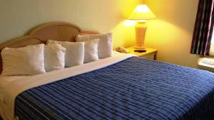 Postel nebo postele na pokoji v ubytování Cocoa Beach Suites Hotel