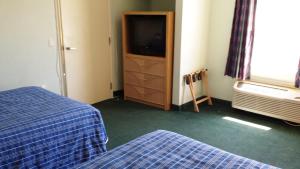 Postel nebo postele na pokoji v ubytování Cocoa Beach Suites Hotel
