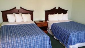 Postel nebo postele na pokoji v ubytování Cocoa Beach Suites Hotel
