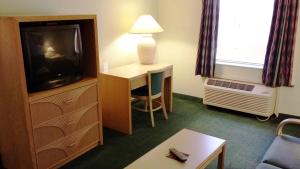 TV a/nebo společenská místnost v ubytování Cocoa Beach Suites Hotel