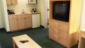Kuchyň nebo kuchyňský kout v ubytování Cocoa Beach Suites Hotel