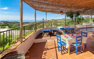 フリヒリアナにあるAwesome Home In Frigiliana With Wifiのバルコニーにテーブルと椅子が置かれたパティオ