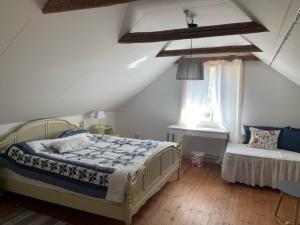 1 dormitorio con cama y ventana en Hultets gård, en Lerdala