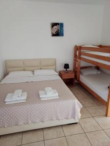 A bed or beds in a room at Apartments Beba Zalad