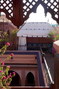 ein Modell eines Gebäudes mit einem Zelt im Hintergrund in der Unterkunft Riad Turquoise in Marrakesch
