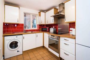 Gallery image of Central 2 Bed 2 Bath Flat with Parking by CozyNest in Reading
