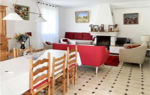 Χώρος καθιστικού στο 2 Bedroom Cozy Home In Saint Trinit