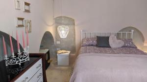 ein Schlafzimmer mit einem Bett und einer Kommode in der Unterkunft Iconica in Putignano