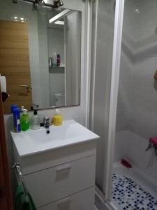 y baño con lavabo blanco y ducha. en Habitación silenciosa cerca del Hospital valdecilla en Santander