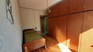 1 dormitorio con 2 camas y armarios de madera en Chateau et Soleil, en Challand Saint Victor