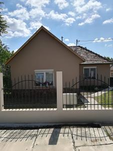 a house with a fence in front of it at Vivien apartman in Fonyód