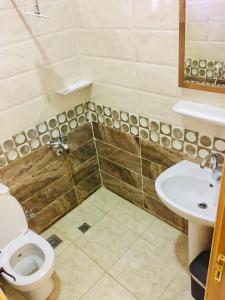 een badkamer met een toilet en een wastafel bij Villa 22 in Dahab