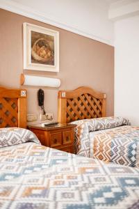 Katil atau katil-katil dalam bilik di Hostal la Campana