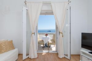 Apartments Santo في بول: غرفة معيشة مطلة على المحيط