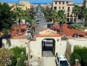 una vista aérea de una calle de la ciudad con coches aparcados en The opposites, en Cinisi