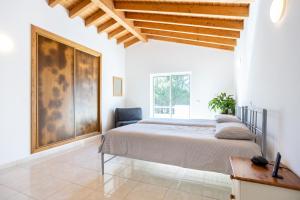 a bedroom with a large bed and a wooden ceiling at Villa Flavia in Aljezur