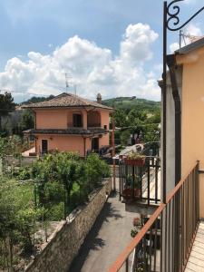 - une vue depuis le balcon d'une maison dans l'établissement Locanda della Corte, à Roccamorice