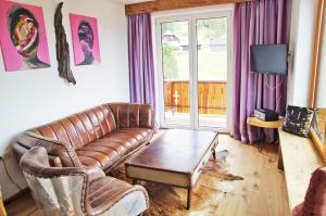 Televízia a/alebo spoločenská miestnosť v ubytovaní Alpengasthof Krische