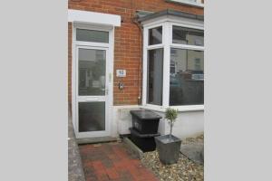 una porta d'ingresso di una casa con una pianta in vaso di Spire View Apartment a Salisbury