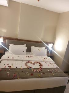 uma cama com um coração feito de granulados em المهيدب للوحدات السكنيه - البوادي em Jeddah