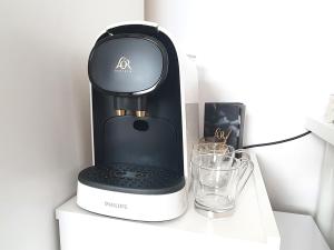 a black and white blender sitting on top of a shelf at Bogi's Ferienhaus - Pension in Laakirchen