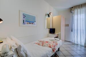Televízia a/alebo spoločenská miestnosť v ubytovaní Hotel Christian Ideale Per Famiglie