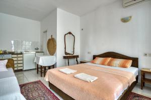 1 dormitorio con 1 cama con 2 toallas en Guest House Vukovic, en Petrovac na Moru