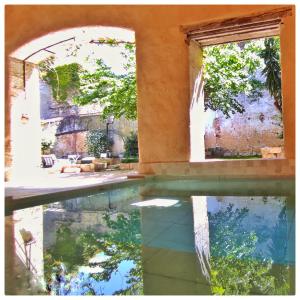 una piscina de agua frente a un edificio en La Vigneronne des Costières, en Vauvert